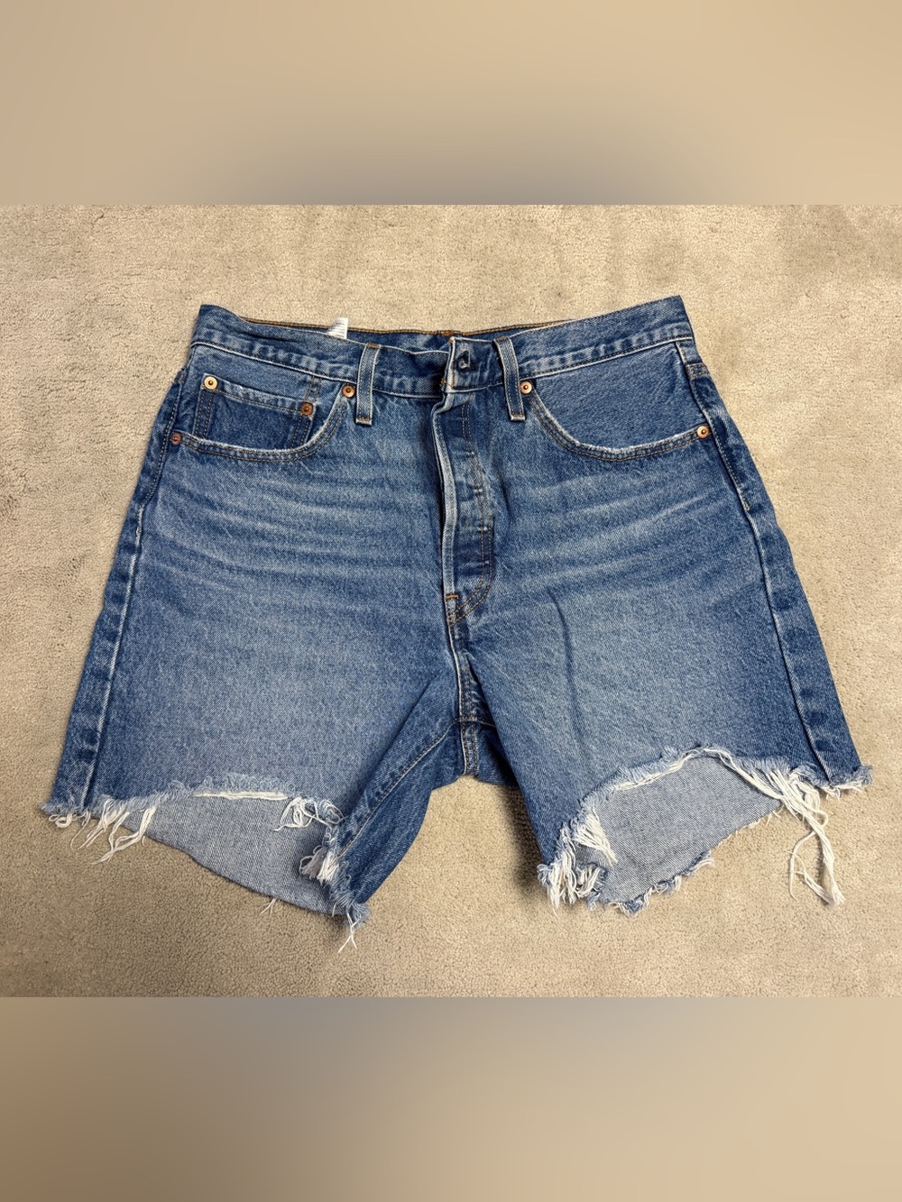 LEVI’S DISTRESSED WOMEN’S MID-RISE BERMUDA DENIM JEAN SHORTS SIZE 31